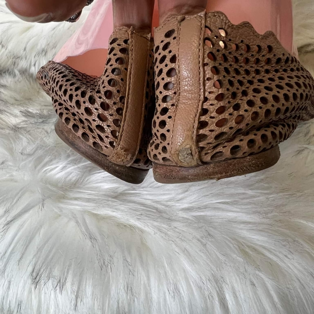 Chloe cutout scalloped flats sz 40.5 - Picture 2 of 9